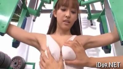 【パコトレ】トレーニングジムで汗を流す身体の引き締まった巨乳お姉さんがコーチの過剰なスキンシップを受け肉体関係になる♥
