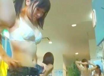 ≪温泉スパ盗撮≫ 怪しい雰囲気の個人撮影映像！１０代にしか見えない少女の未発達な身体が生々しい…