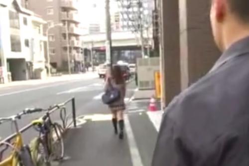 ≪JKレイプ≫「はぁはぁ…♡」勃起しながらJKを尾行するレイパー！自宅にまで侵入して無慈悲に膣内射精！！