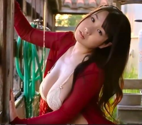 【桐山瑠衣】こぼれ落ちそうな爆乳に釘づけ！水を浴びながら濡れるバストがエロさをさらに際立たせる！！