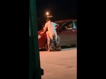≪スマホ撮影≫夜の駐車場でボンネットに押し倒し正常位で青姦する所を盗撮された白人カップル！！