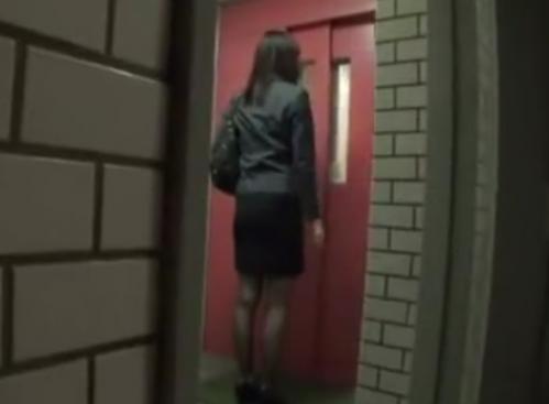≪OLレイプ≫「はぁはぁ…♡」勃起しながらOLを尾行するレイパー！家に到着したと同時に押し込み無慈悲に膣内射精！！