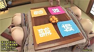 【近親相姦/中出し】顔を隠した状態で感触だけで親戚のオマンコを当てられるかゲーム！当てたら中出し♥