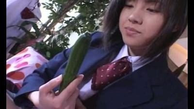 【異物挿入】太い野菜を見るとついついオマンコに挿れたくなっちゃう制服JK