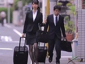 ≪美人妻NTR≫「はぁはぁ…先輩イイ匂い…」出張先で女上司と相部屋になり、間違いを起してしまった坊やの下半身！！