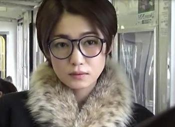 ≪ヘンリー塚本≫～ゴムなしでする行きずりの肉欲～朝の電車で目の前に艶っぽい女性。ふとした瞬間に目が合う。そして・・・♡