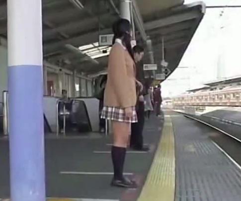 ≪JK痴漢≫「やだ…ダメ…」その小さな叫び声は車内にかき消される！混み合う車内で自由を奪われた少女が悪い男の玩具に！！