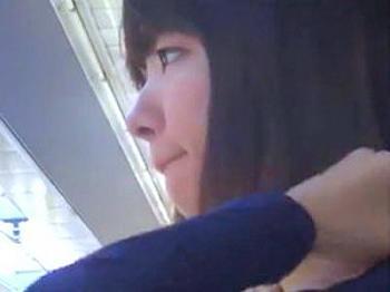 【めくりパンチラ盗撮】こんなに可愛いJKの顔を撮った後にスカートを強引にめくって下半身を盗撮するとはけしからん！！