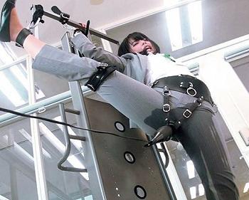 ≪お漏らし≫新商品の社内テストの生贄になったウブな黒髪OL！拘束され強力電マによる着衣・潮吹きでビショビショに！！