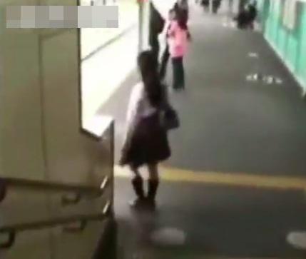 【JK痴漢】大人しそうな清楚系JKを尾行！電車に乗り痴漢師たちは我先にと少女の背後を陣取り未発達な女体を喰い物に！！