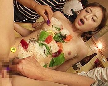 ≪女体盛り×吉沢明歩≫性格が良い居酒屋の看板娘は、馴染みのゲス客からの無茶なオーダーを断れずセクハラまがいの女体盛り！