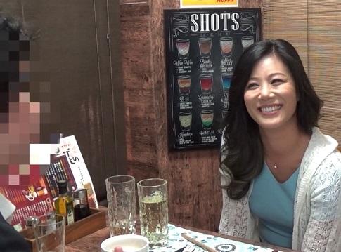 【泥酔熟女】「オバサン酔わせた責任とってよ♡」一人呑みしている美熟女をお持ち帰り！酔いも手伝いベッドの上ではド淫乱！！