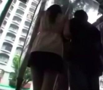 ≪痴漢≫バス停から狙われていた人妻！混み合う車内で旦那が居ても関係なく、鬼畜痴漢師がイヤらしい女体を襲う！！