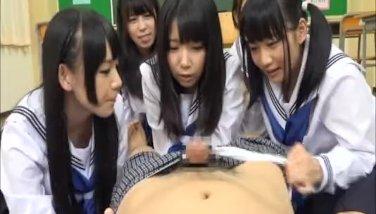 【ドM教師】「こ、コラ…やめたまえ…♡」女生徒達に集団で性的に虐められ、抵抗するもドンドン勃起するＭ男教師の肉棒！！