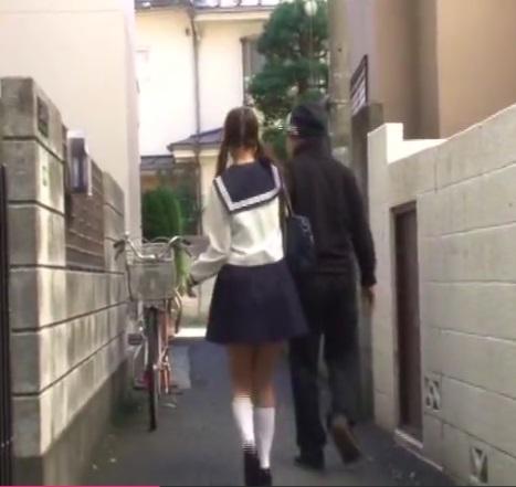 【JKレイプ】道を聞くふりしてドンドン狭い路地に追い込み性的暴行！恐怖と初めての刺激に襲われ大量失禁する美少女！！