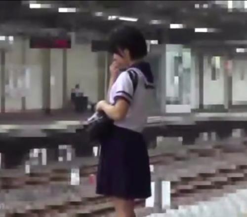 【JK痴漢】大人しそうな清楚系JKをホームで発見！痴漢師たちは我先にと少女の背後を陣取り未発達な女体を喰い物にする！！
