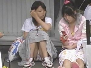≪ロリ盗撮≫１０代で可愛くてあどけない少女たちの、しゃがみパンチラばかり狙う卑劣なロリコン盗撮師！！