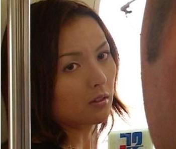 【ヘンリー塚本】「私とヤリたいんでしょ？」夫に浮気された超美人妻が、電車でイヤらしい目で見る男の期待に女体で応える！！