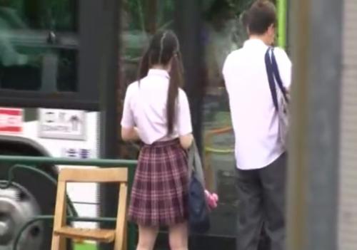 【JK痴漢】「はぁはぁ…」清純派JKをバス停で発見！バスで少女の背後を陣取り友人にバレないよう未発達な女体を喰らう！！