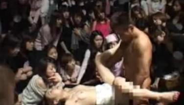 【狂気の沙汰】チンポ大好きなエッチギャルが100人集まって公開乱交セックス♥