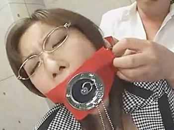 【口元注目】体育用具室で生徒達に強制開口器具を装着され肉棒ピストンでヨダレまみれになりながら強姦される女教師