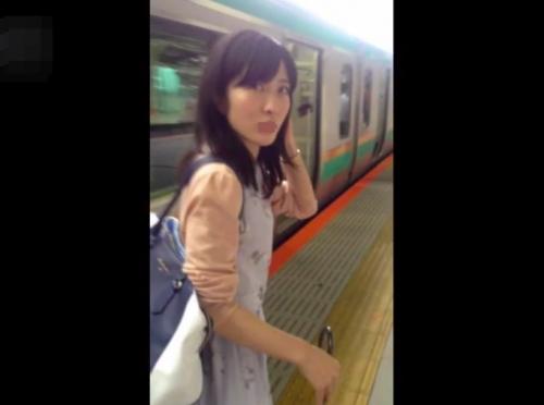 【めくりパンチラ盗撮】美人OLの顔を撮ってからスカートをめくり、パンスト越しのピンク♥パンティを盗撮する卑劣行為！！