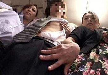 ≪逆痴漢≫狙われた草食系男子！密着状態のバスの中で美魔女３人組がデカチンをこねくり回す！！☆川上ゆう★風間ゆみ☆
