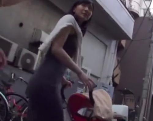 【ベビーカー妻】子連れの美人妻をナンパ！子供をほったらかして他人とのセックスに夢中！酷いので罰として膣内射精！！
