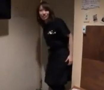 ≪ド素人≫「え、今ですか？」飲み屋でバイト中のJDが急遽AV出演！感じる声が初々しく白いピチピチ巨乳をご馳走様♥