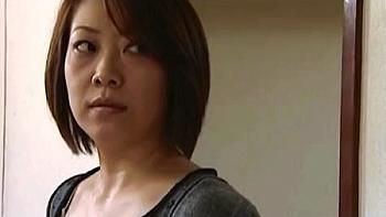 【ヘンリー塚本】息子に覗かれてるとも知らずにキュウリでズボズボオナニーする母