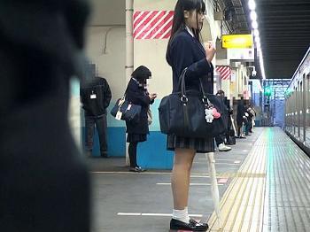 ≪JK痴漢≫「いや…やめて…」その小さな叫び声は車内にかき消される！混み合う車内で自由を奪われた少女が悪い男の玩具に！！