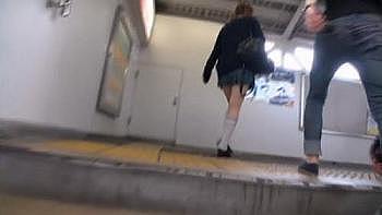 ≪JKレイプ≫「はぁはぁ…♡」尾行しながらJKを盗撮する男！しかし盗撮がバレて逆ギレからの押し込み中出しレイプ！！