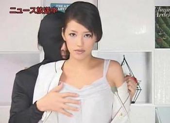 【ニュース速報】透明人間ギミックか？女子アナが原稿を読んでる間に挿入される◎