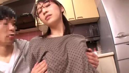スレンダーでめがねをかけた美女は脱がすとかなりの巨乳でびっくり