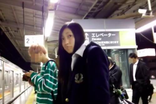 【めくりパンチラ盗撮】カワイイJKの顔を撮った後にスカートを強引にめくり白パンティを盗撮するとはけしからん！！