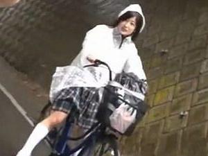 ≪田舎JKレイプ≫雨の中、道を案内してしまい犯されるJK！雑木林に連れて行かれ…潮吹き→イラマチオ→尻射でヤリ捨て！！