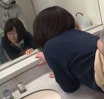 【レイプ】強姦◎公衆トイレで真面目そうなパイパンメガネ女子校生を即ハメレイプ