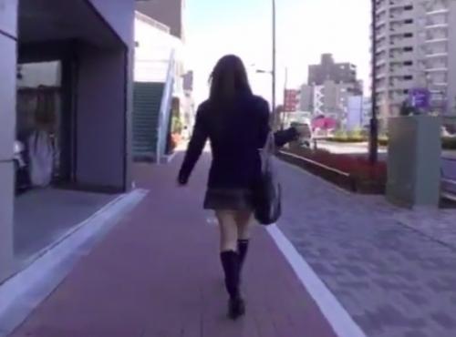 ≪JK盗撮≫「はぁはぁ…♡」勃起しながらJKを盗撮する男！しかし盗撮がバレてまさかの展開に！？