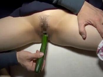 ≪少女監禁レイプ≫拘束して少女の自由を奪い未発達なピンク色のオマ○コに青々としたキュウリを無情にもブチ込み絶叫！！