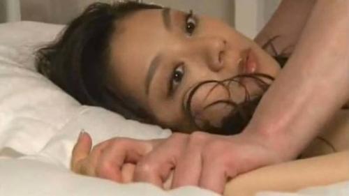 ≪小池栄子≫白いベッドの上で元グラドルが男に押し倒され、巨パイをぷるるんと揺らしその時を覚悟する…えちえち濡れ場♥