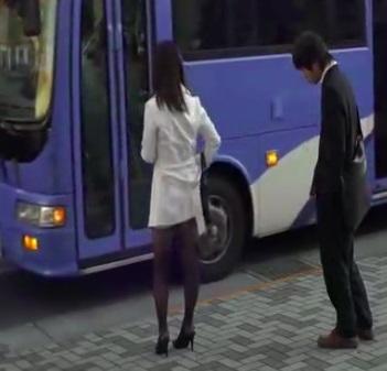 【OL痴漢】満員バスでイヤらしい身体を襲う！痴漢を呼び寄せる隙だらけの黒パンストOLが…今、絶望に落とされる！！