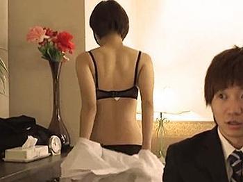 【相部屋】出張中にまさかのエロハプニング！可愛い部下と一同室に泊まることになったうえ、着替えまで見てしまった上司は…