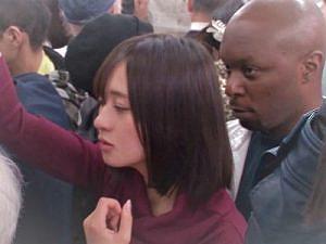 ＜黒人痴漢＞か弱そうな女性を狙う黒人痴漢師がハンパねぇ！恐怖に怯える女を部屋に連れ込んで膣内射精！