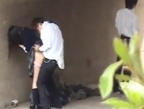 ≪JK盗撮≫ホテル代もない学生が橋のしたに隠れて男2と超かわいいJK1人で青姦3Pを楽しんでるところを隠し撮り！！