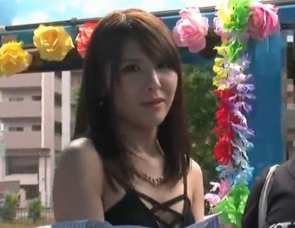 デート中のカップルをナンパしマジックミラー号でハーフのような顔立ちの美人のお姉さんを寝取り膣内射精を実施！