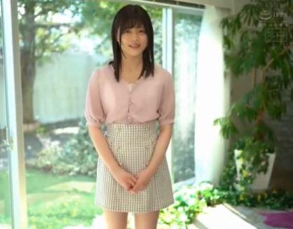 エッチの途中で彼女にバレないようにゴム外したら気持ちいいって言うからつい中出し！奏音かのん
