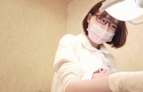 【深田えいみ】こんなの通うだろ！！マスク＋メガネの超可愛い歯科衛生士が小悪魔スマイルでアソコも治療