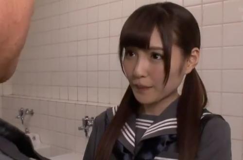 【橋本ありな】トイレに小汚い親父を連れ込みパンツを見せて誘惑する変態痴女JK