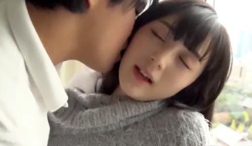 お耳が敏感な色白ピンク乳首の美女