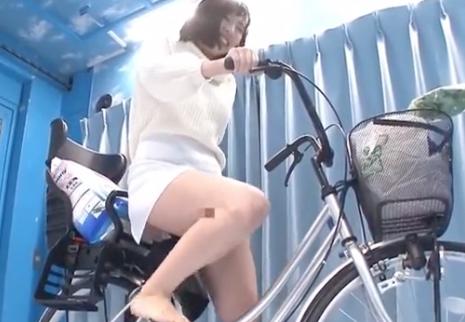 【かなで自由】ママチャリで買い物中の奥さんに新商品の実験と騙してバイブ付きの自転車に乗車させお漏らしさせる